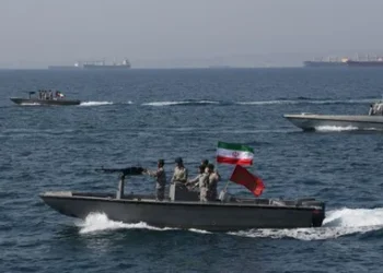 تحذير من "حرب سفن" في مضيق هرمز.. بين أمريكا وإيران 2025