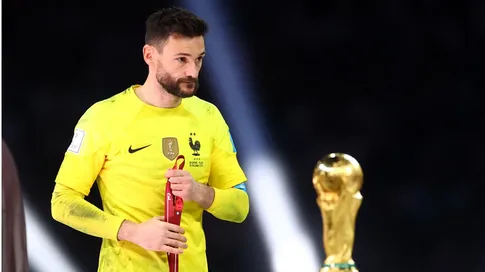 ..حارس منتخب فرنسا يرفض الانتقال للهلال السعودي ويصفه بالنادي الضعيف 1 ..حارس منتخب فرنسا يرفض الانتقال للهلال السعودي ويصفه بالنادي الضعيف 2025