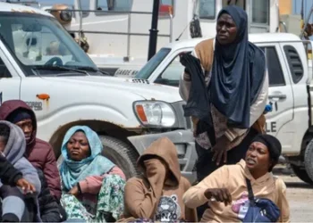 تونس تلقى مهاجرين أفارقة  بصحراء ليبيا ... اعرف السبب  2025