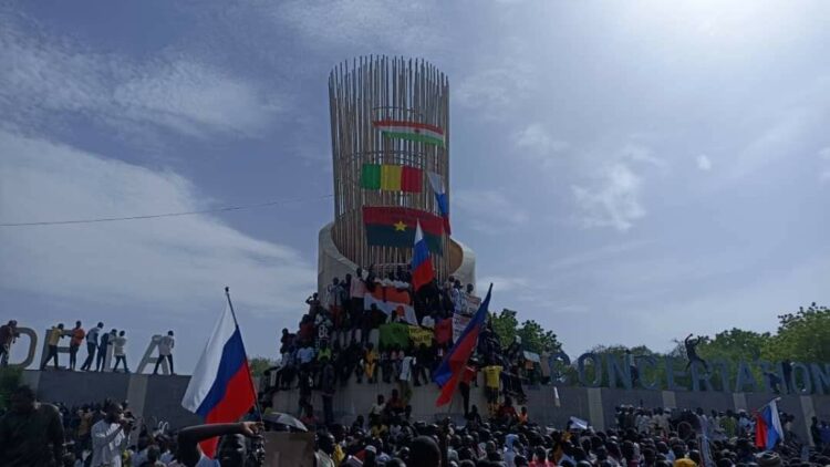 النيجر: تظاهرات حاشدة تأييدا لـ المجلس العسكري بأعلام روسيا وهجوم على فرنسا 2024