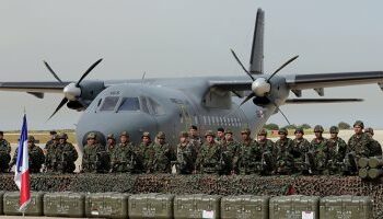 بريطانيا تسمح للمطارات بالعمل الليلي لإنهاء أزمة الحركة الجوية 2025