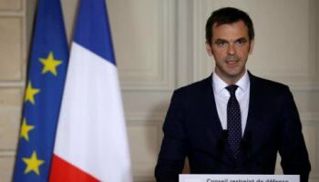 الحكومة الفرنسية معلقة على حظر ارتداء العباءة: المدرسة معبد العلمانية 2025