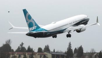 شركة بوينج توقف إنتاج طائرات 787 مؤقتا بسبب إعصار إيداليا 2025