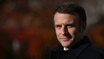 رغم تعرض حياته للخطر …ماكرون يعلن بقاء السفير الفرنسى بالنيجر 2025