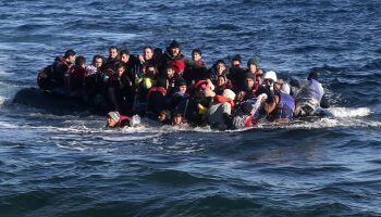 البحرية المغربية تُنقذ قاربا على متنه 75 شخصا أثناء محاولتهم الهجرة غير الشرعية 2025