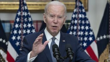  إدارة بايدن تُخطط لفك الحظر عن الأموال الإيرانية 2025