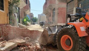 نائب برلمانى يقيم سور يسد شارع رئيسى فى محافظة الجيزة بمصر 2025