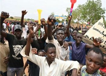 آلاف النيجريين يتظاهرون في نيامي دعمًا للمجلس العسكري 2025