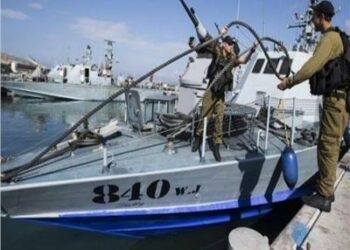 زوارق الاحتلال الإسرائيلي تستهدف الصيادين في بحر مدينة غزة 2025
