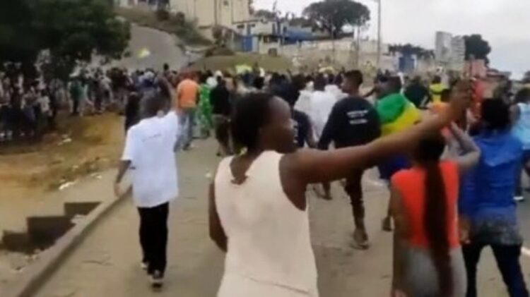 اشتباكات دامية فى شوارع الجابون بين مؤيد ورافض للانقلاب …اعرف التفاصيل 1 اشتباكات دامية فى شوارع الجابون بين مؤيد ورافض للانقلاب …اعرف التفاصيل 2025