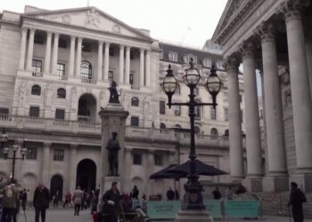 بنك إنجلترا يرفع سعر الفائدة  3% في أكبر زيادة بمعدلات الفائدة منذ 30 عاما 2025