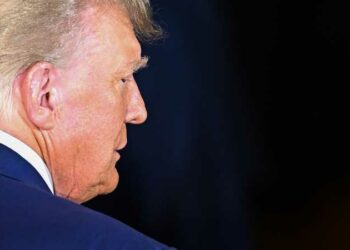 بتهمة  النصب و الاحتيال.. ترامب يدخل السجن  2025