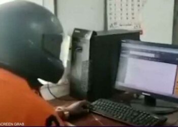 لسبب قاتل …هنود يرتدون الخوذ اثناء عملهم فى مكاتبهم 2025