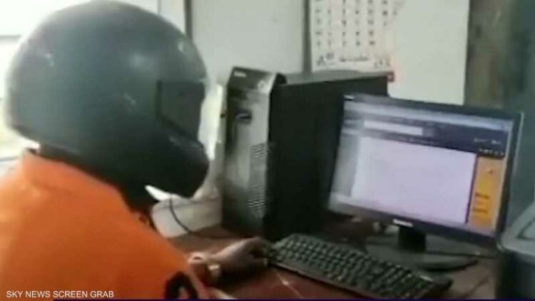 لسبب قاتل …هنود يرتدون الخوذ اثناء عملهم فى مكاتبهم 2025