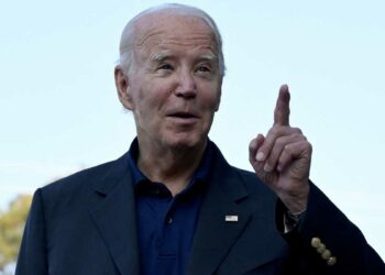  ثورة الجياع فى الشارع الامريكى ضد بايدن بعد قيامه  بعمليات شد وحقن بوتوكس وزرع شعر 2025