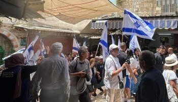 مستوطنون إسرائيليون مسلحون يهاجمون وفدًا دبلوماسيًا أوروبيًا شرق رام الله 2024