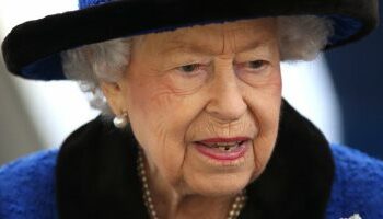 وثائق مسربة : مسؤولون بريطانيون طالبوا الملكة إليزابيث بالتحدث مع بوريس جونسون حول سلوكه الشاذ  2025