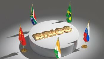 شركة إماراتية كبرى  تجمد استثماراتها في مصر 2025