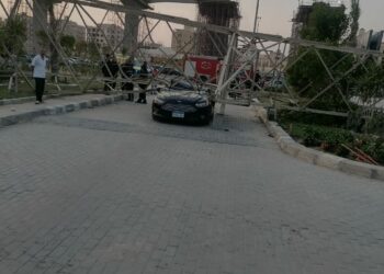 مصر تشهد كارثة …برج كهرباء يسقط على السيارات أمام مبنى امنى 2025