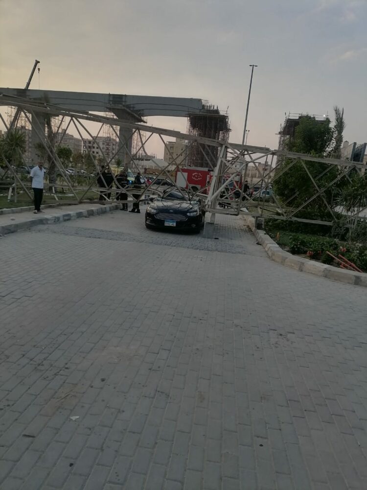 مصر تشهد كارثة …برج كهرباء يسقط على السيارات أمام مبنى امنى 2025