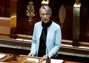 رئيسة الحكومة الفرنسية تكسب تصويتا لحجب الثقة 2025