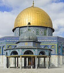 مستوطنون إسرائيليون يدنسون الحرم الإبراهيمي ويقيمون حفلا داخله بحماية قوات الاحتلال 2025