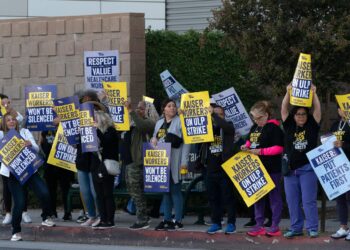 بدء أكبر إضراب بـ القطاع الصحي في أمريكا تضع بادين بورطة 2025