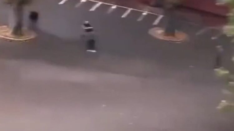 مشهد مروع من فرنسا.. شيشاني ينقض بسكين على معلم ويقتله 1 مشهد مروع من فرنسا.. شيشاني ينقض بسكين على معلم ويقتله 2025