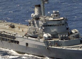 فرنسا ترسل حاملة طائرات هليكوبتر لدعم  إسرائيل 2025