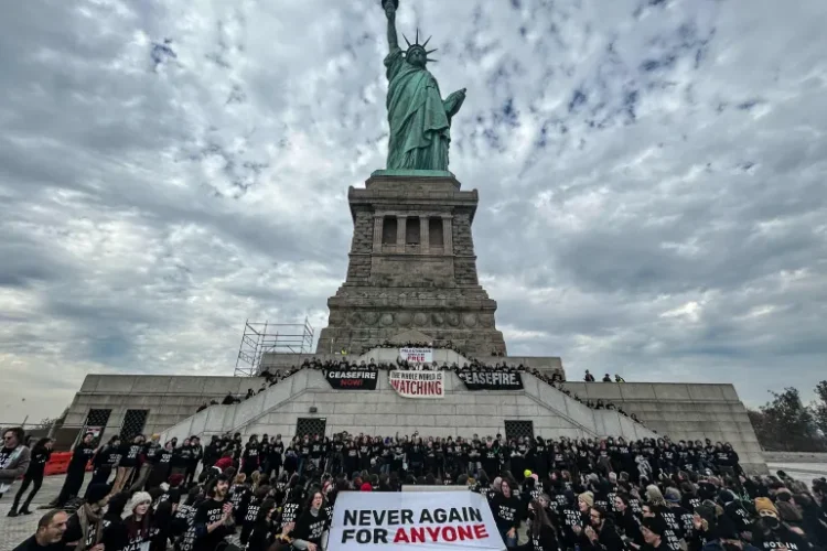 الشرطة الأمريكية تطلق النار على متظاهرين يهود فى نيويورك 1 الشرطة الأمريكية تطلق النار على متظاهرين يهود فى نيويورك 2025