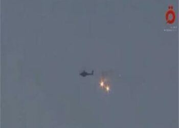 عاجل ...طائرة أباتشي إسرائيلية تقصف  مدرسة  ومسجد بقطاع غزة 2025