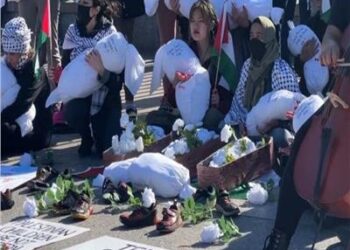 متظاهرون يرفعون لافتات أمام البيت الأبيض: أخبروا بايدن أن يوقف إطلاق النار 2025