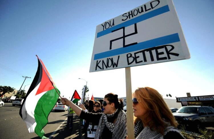 مظاهرة حاشدة  أمام مقر "BBC" رفضا لاستهداف الصحفيين في غزة 2024