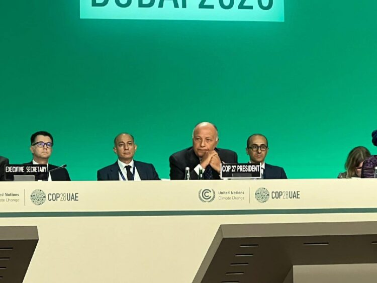 مصر تسلم رئاسة مؤتمر المناخ COP28 إلى الإمارات 2024