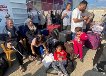  إسرائيل تسمح لمئات الأجانب فقط يخرجون من غزة إلى مصر 2025
