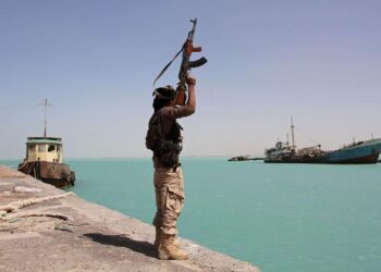 جماعة الحوثيين تستهدف سفينة غرب ميناء المخا 2024