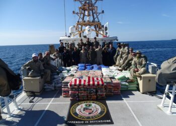 خفر السواحل الأمريكي يضبط شحنة ضخمة من المخدرات في خليج عمان 2024