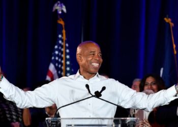 عمدة نيويورك إريك آدمز متهم بالتآمر مع تركيا 2025