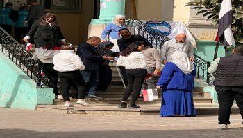 شاهد قبل الحذف …وزير مصرى يقف و ينتظر دوره فى لجنته الانتخابية للإدلاء بصوته 2024