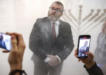 بـ"طفاية حريق" .. نائب بولندي يطفئ شموع عيد يهودي فى برلمان بلاده  2024