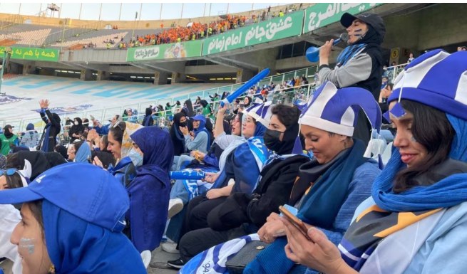 ظهور نادر لـ المرأة الإيرانية في مدرجات كرة القدم 1 ظهور نادر لـ المرأة الإيرانية في مدرجات كرة القدم 2025