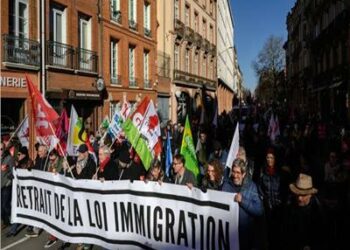مظاهرات عارمة بالشوارع الفرنسية احتجاجا على قانون الهجرة الجديد 2024