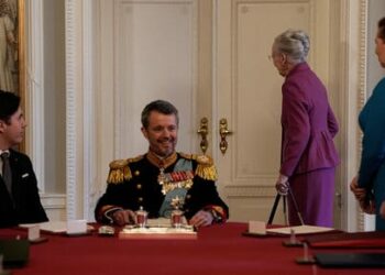 مارغريتي توقع وثيقة التنازل عن عرش الدنمارك 2025