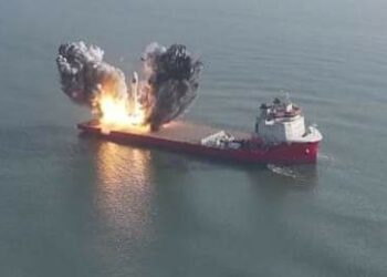 البحر الأحمر تحت التهديد: حادث بحري جديد على بعد 13 ميلاً من ميناء المخا 2024