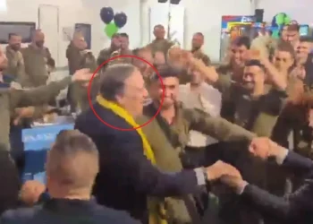 بالصور …رقصة "غريبة" لبامبيو مع جنود إسرائيليين على حدود غزة. 4 بالصور …رقصة "غريبة" لبامبيو مع جنود إسرائيليين على حدود غزة. 2025