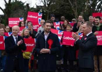 حزب العمال يُلحق هزيمة انتخابية جديدة بالمحافظين في بريطانيا 2025
