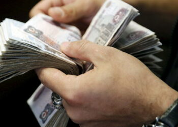 A customer counts his Egyptian 50 pound notes at an exchange office in downtown Cairo, Egypt, April 19, 2016. REUTERS/Amr Abdallah Dalsh