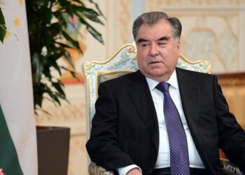 علي رحمان يطالب موظفي الحكومة في طاجيكستان بتعلم اللغات الأجنبية 2024