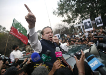 Former Pakistani Prime Minister Nawaz Sharif addresses lawyers holding a protest outside deposed Chief Justice Iftikhar Chaudhry's residence in Islamabad February 21, 2008. Over a hundred lawyers marched to Chaudhry's residence, demanding he be reinstated and Pakistan President Pervez Musharraf resign.  REUTERS/Goran Tomasevic
(PAKISTAN) - RTR1XDGL