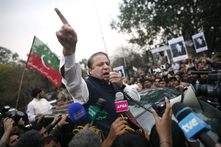 Former Pakistani Prime Minister Nawaz Sharif addresses lawyers holding a protest outside deposed Chief Justice Iftikhar Chaudhry's residence in Islamabad February 21, 2008. Over a hundred lawyers marched to Chaudhry's residence, demanding he be reinstated and Pakistan President Pervez Musharraf resign.  REUTERS/Goran Tomasevic
(PAKISTAN) - RTR1XDGL